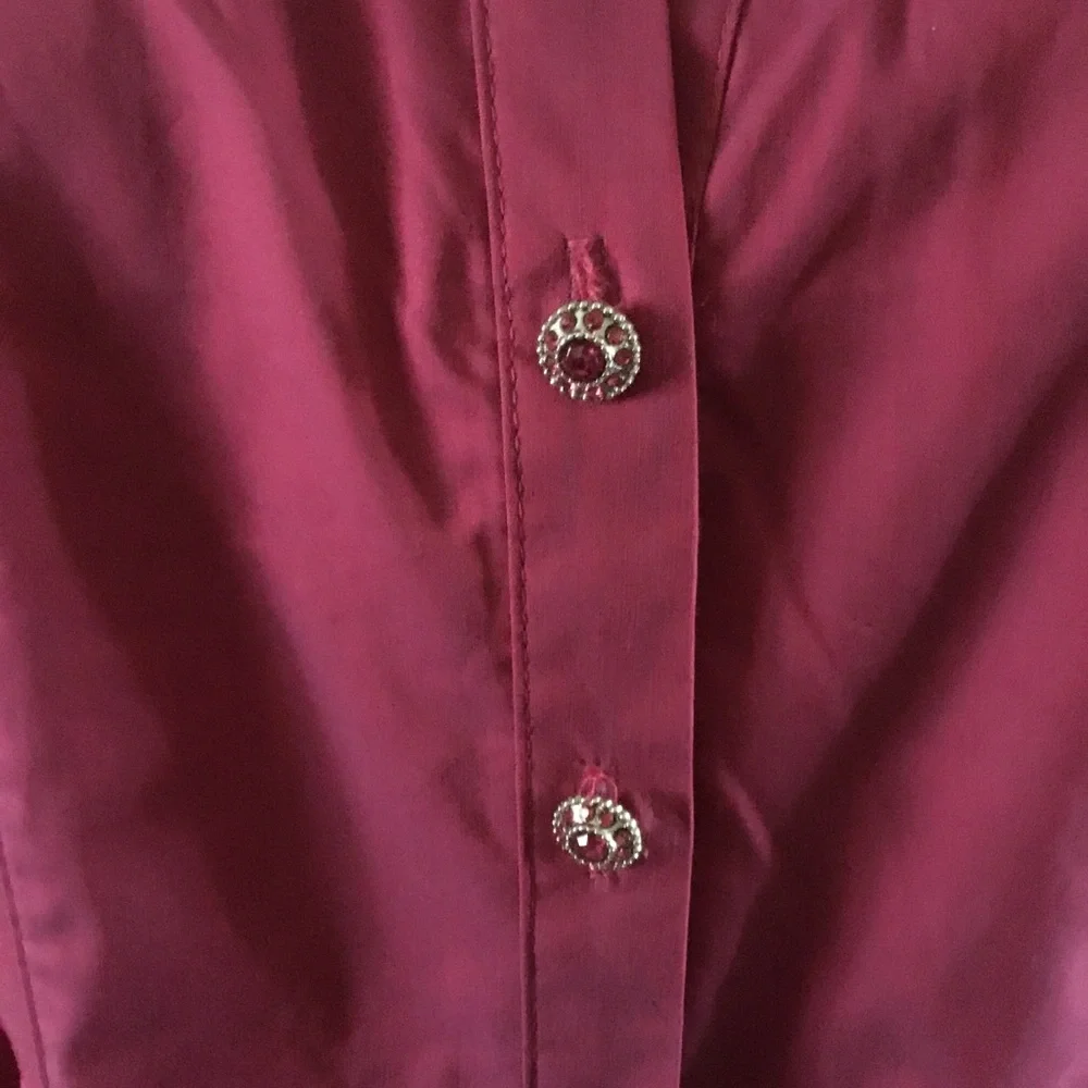 HP-7TH AVENUE- NEW YORK& CO.FITTED BUTTON DOWN TOP WITH DECORATIVE STONE BUTTONS - Picture 8 of 8
